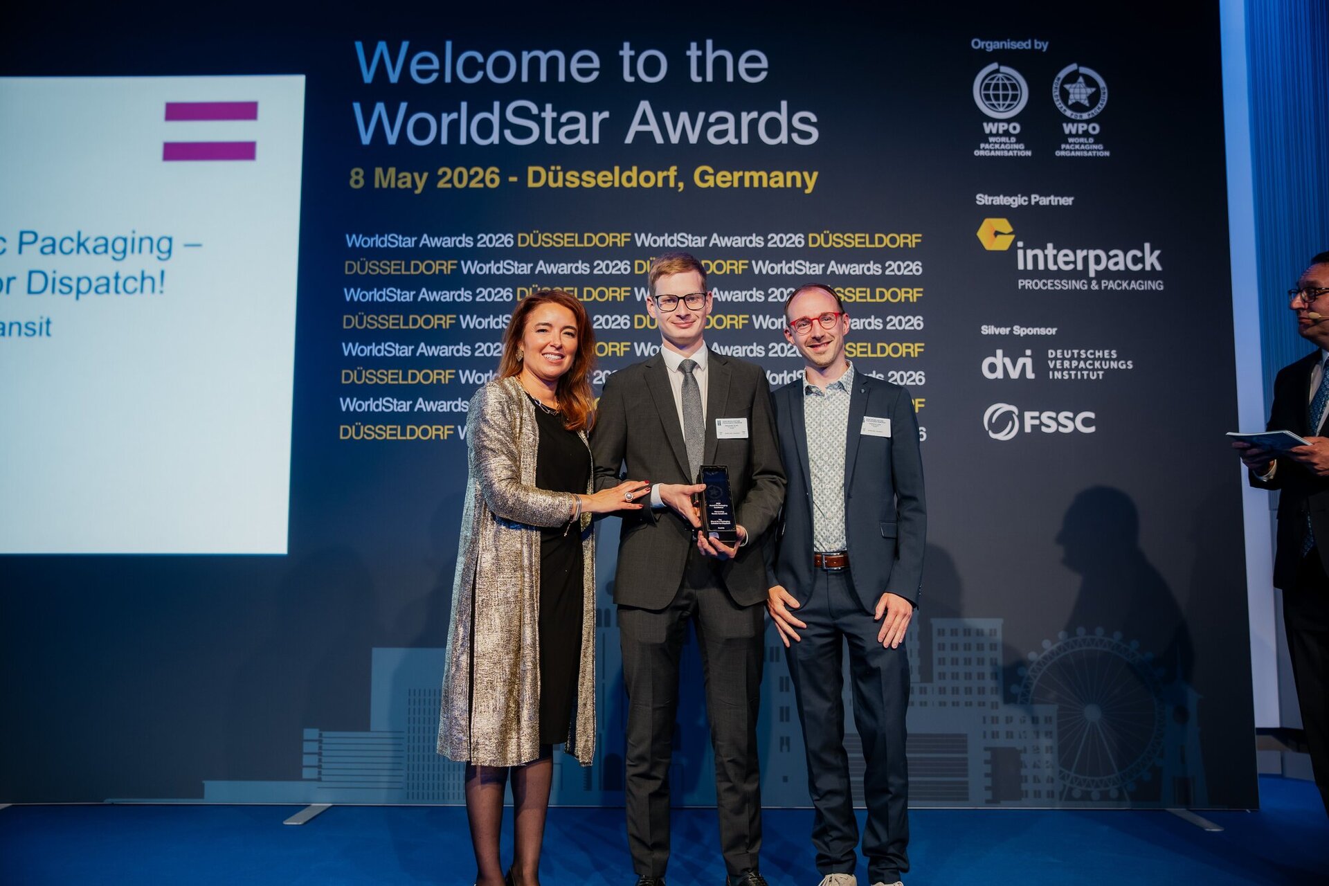 Bildunterschrift: Clemens Leiter (rechts) nimmt in Düsseldorf den WorldStar Packaging Award 2026 entgegen. Bildunterschrift: Clemens Leiter (rechts) nimmt in Düsseldorf den WorldStar Packaging Award 2026 entgegen.