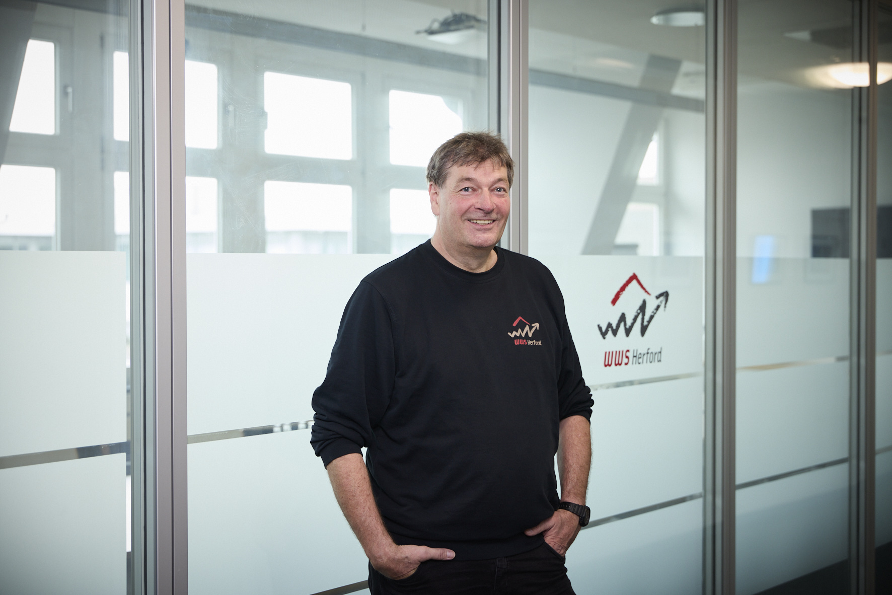 Jens Mensching ist im technischen Immobilienmanagement der WWS tätig, und weiß um die Herausforderungen, die kalkhaltiges Trinkwasser für Wohnbaugesellschaften mit sich bringt. Jens Mensching ist im technischen Immobilienmanagement der WWS tätig, und weiß um die Herausforderungen, die kalkhaltiges Trinkwasser für Wohnbaugesellschaften mit sich bringt.